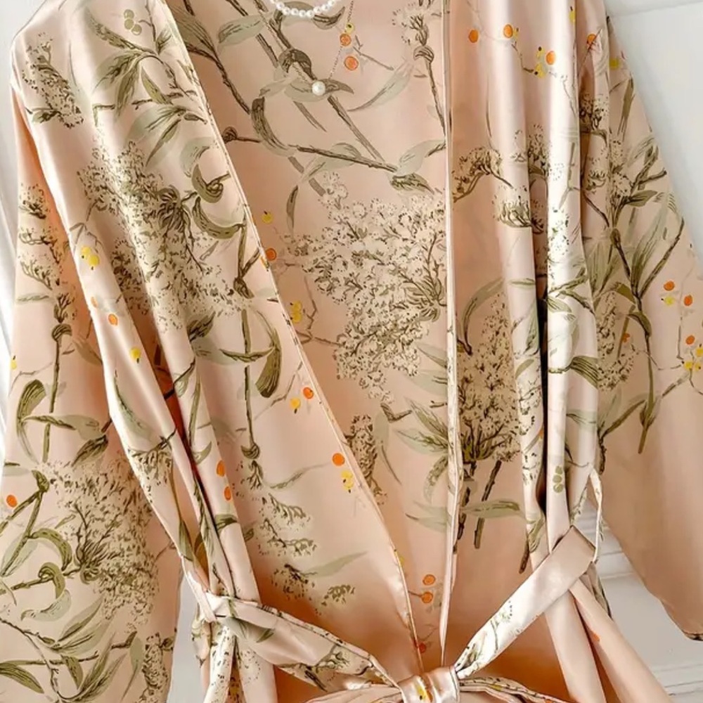 Beautiful satin robe - Picture 5 of 6